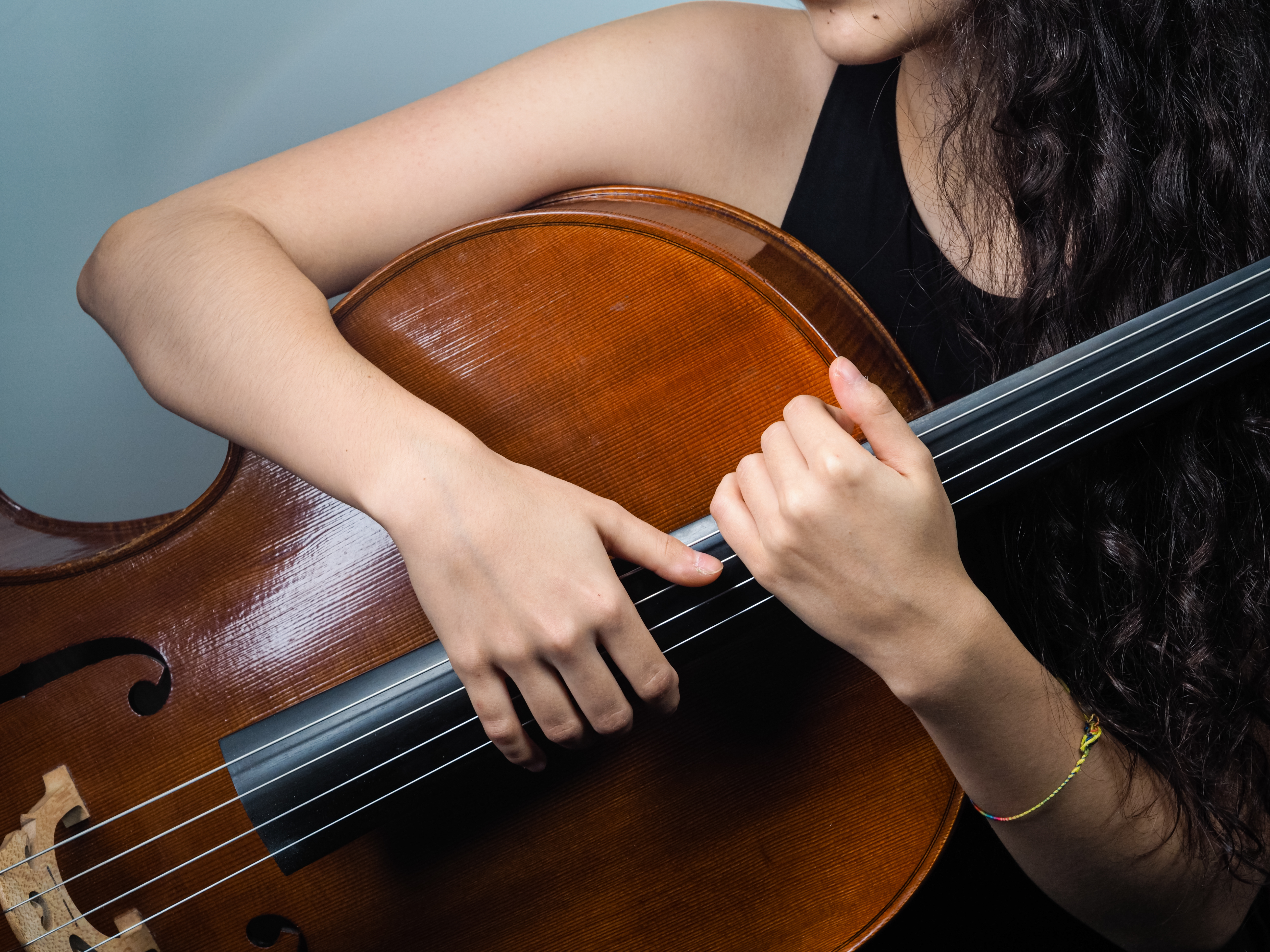 Detailaufnahme eines Cellos als zweites Stimmungsbild fuer Cellostuhl